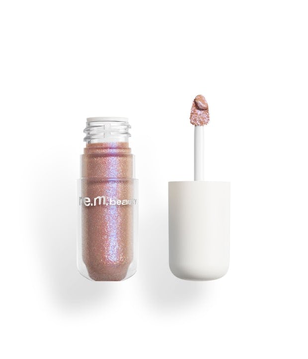 10 Frosted Eyeshadow Looks That Channel The Early 2000s