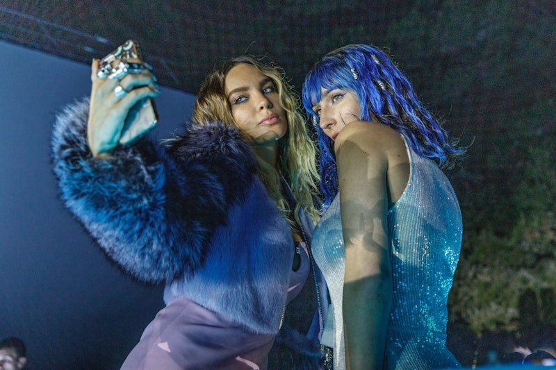 Belinda Pop as África and Lola Rodríguez as Maika taking a selfie in 'Welcome To Eden'