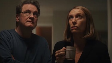 Colin Firth and Toni Collette as Michael Peterson and Kathleen Peterson in the tv show The Staircase...