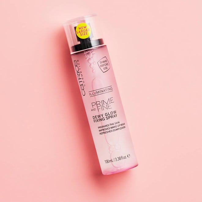 Transparent, fast drying spray to give your skin a dewy, glowing shimmer