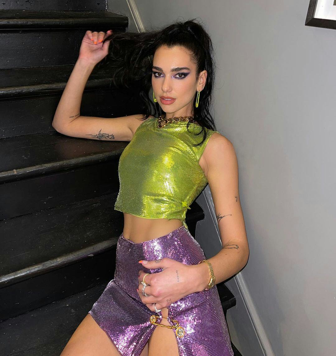 Dua Lipa&rsquo;s heavy black eyeliner and sparkly eyeshadow serve early 2000s nostalgia.