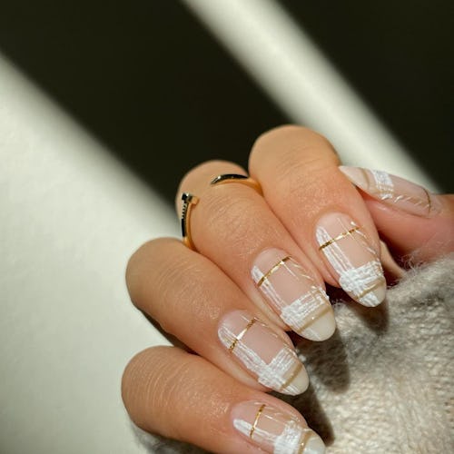White and gold nail ideas that serve fancy minimalist.