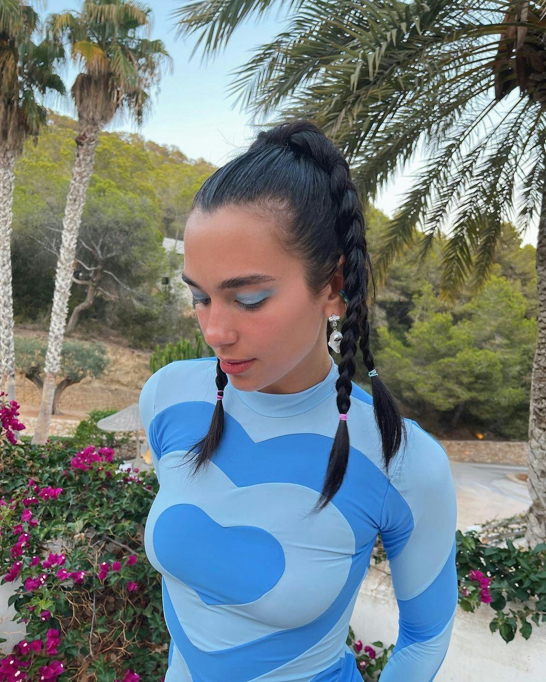 Dua Lipa&rsquo;s baby blue eyeshadow serves early 2000s vibes.