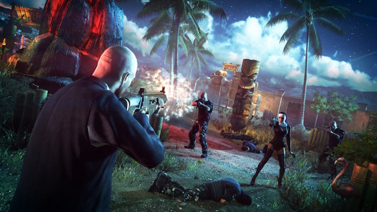 Agent 47 shooting at some thugs from Hitman: Absolution