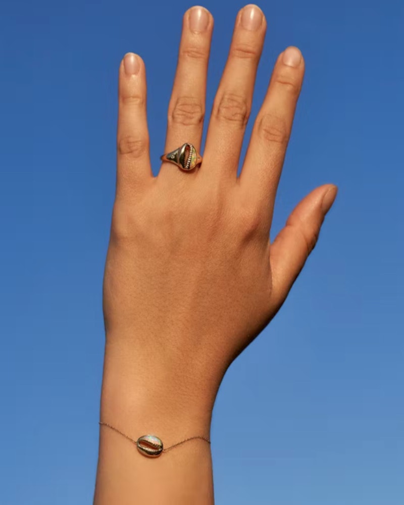 Beachy ring and bracelet from the ‘90s on a woman's hand