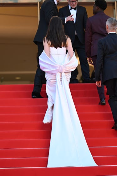 Anne Hathaway Is Angelic In White During Her Cannes Red Carpet Debut 2 Anne Hathaway