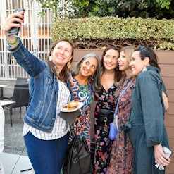 Mom 2.0 summit attendees take a selfie