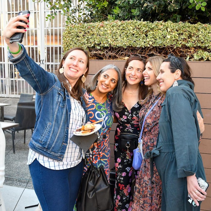 Mom 2.0 summit attendees take a selfie