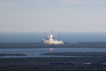 spacex dragon first flight