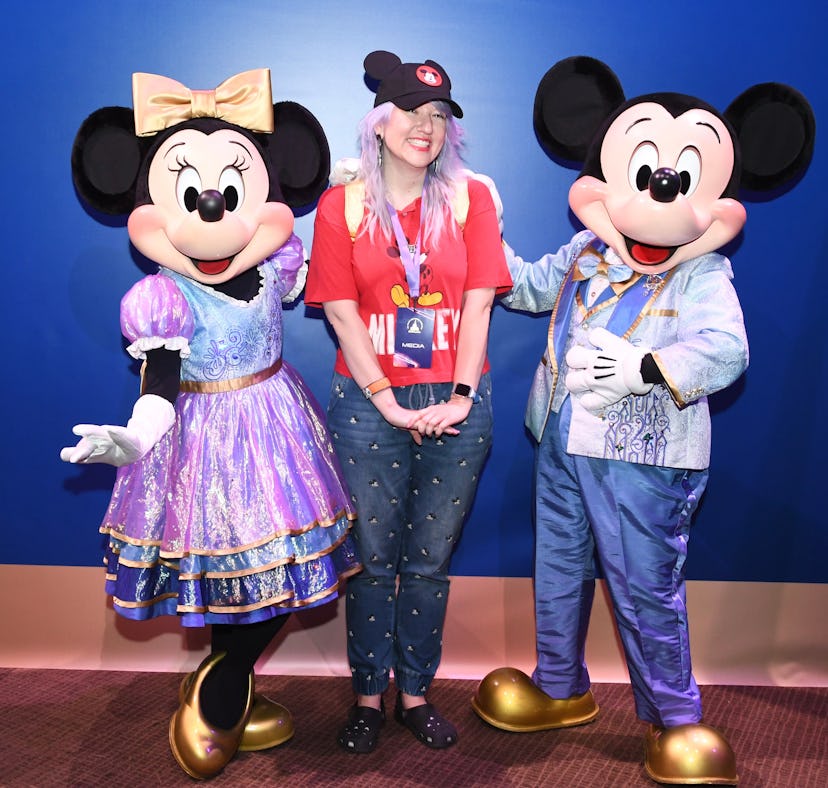 Things to do at Disney without needing a ticket including meeting the characters.