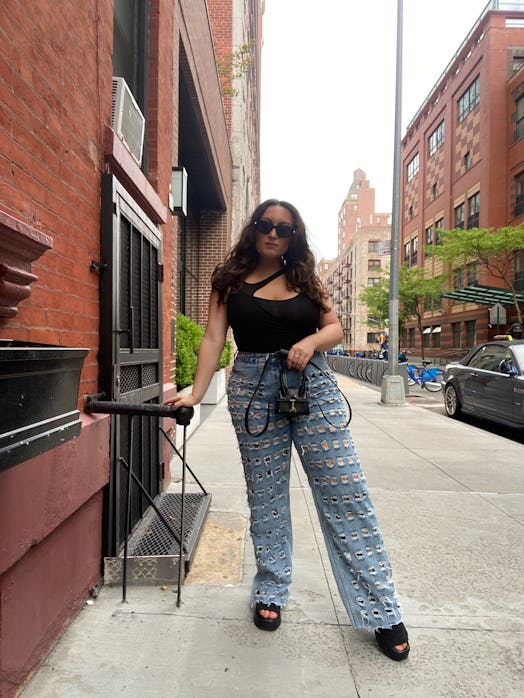 bella gerard wears good american’s good 90s laser butt cut-out jeans in indigo wash