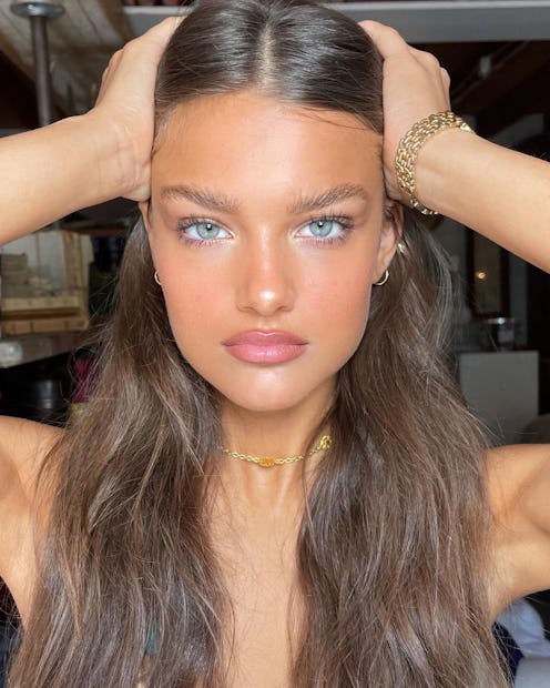 A model shows off her fresh glam in a selfie