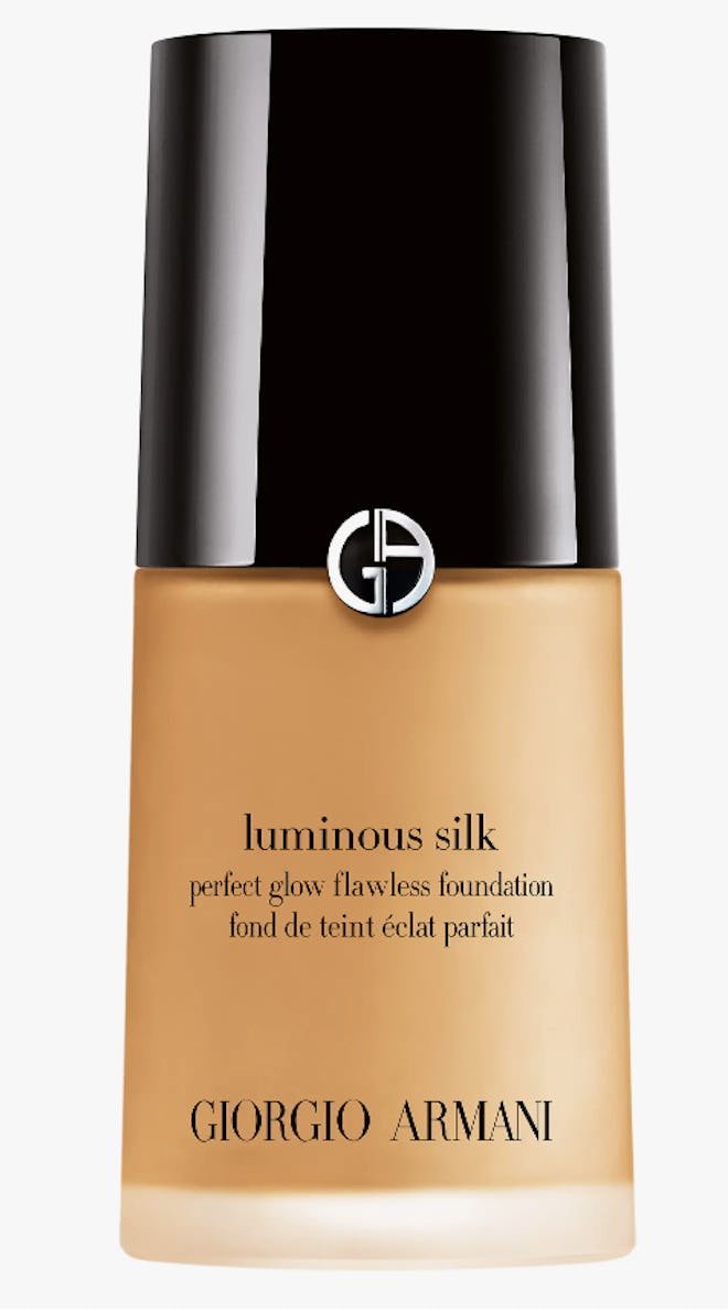 The lightweight, hydrating formula with a silky texture glides on seamlessly for a natural makeup lo...