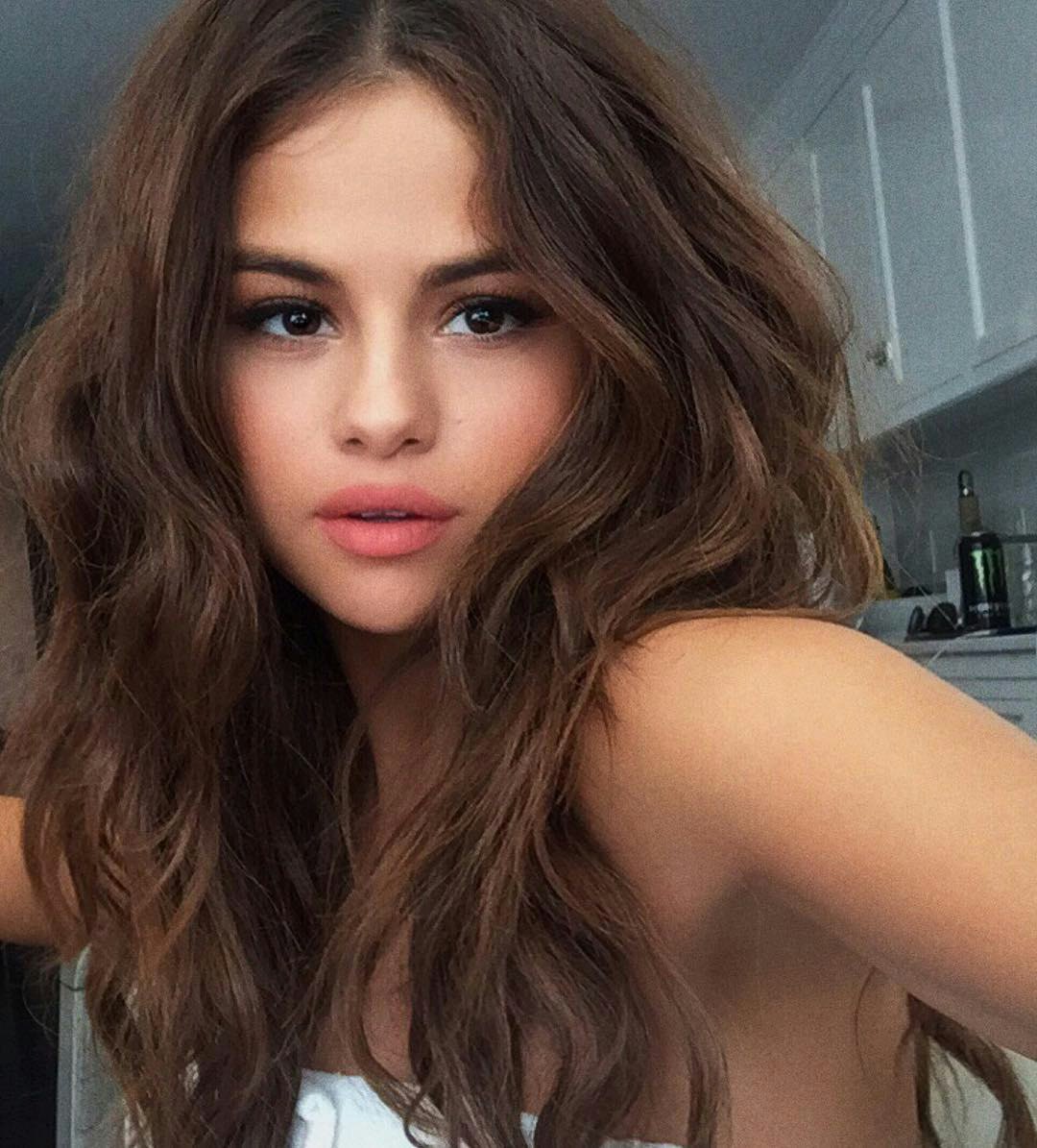 Selena Gomez Just Traded Her Curly Lob for Long Hair Extensions