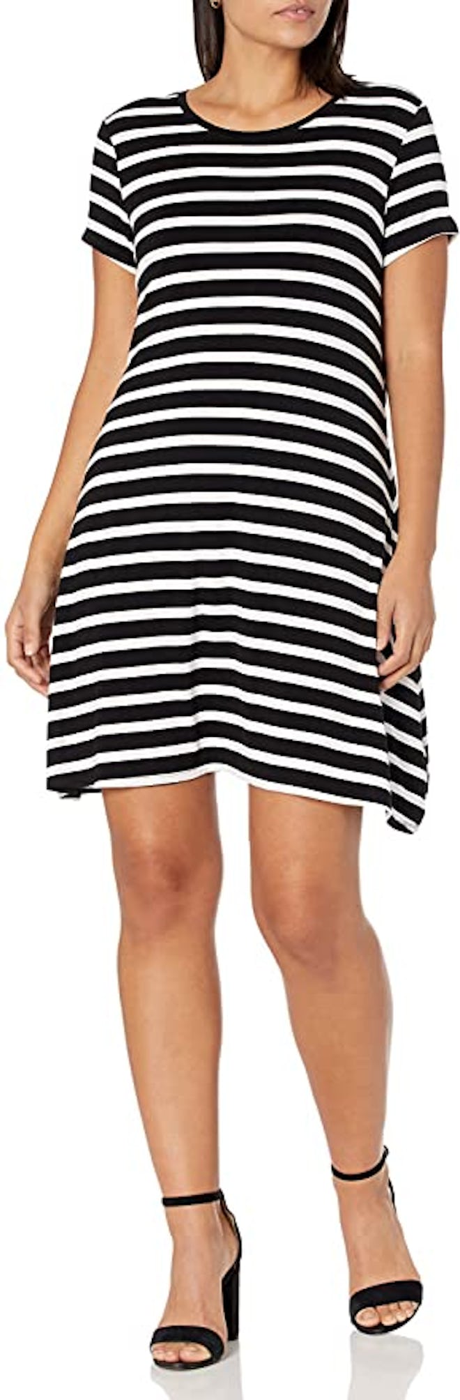 Amazon Essentials Short-Sleeve Scoop Neck Swing Dress