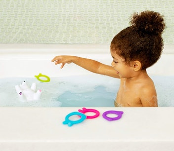 Munchkin Arctic Floating Bath Game Mold-Free Toy for Babies, Polar Bear with Rings