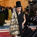 Emma Corrin wearing a top hat at the Met Gala 2022