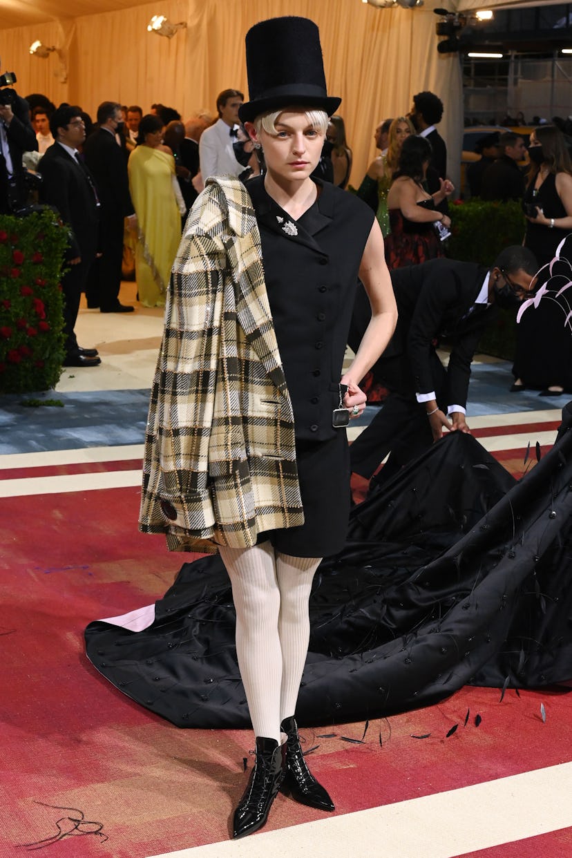 Emma Corrin wearing a top hat at the Met Gala 2022