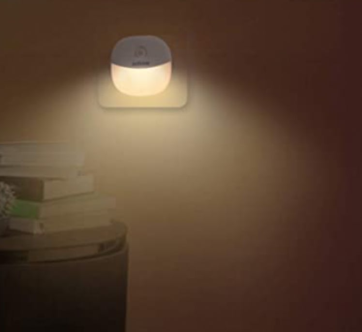 AUVON Plug-in LED Motion Sensor Night Light