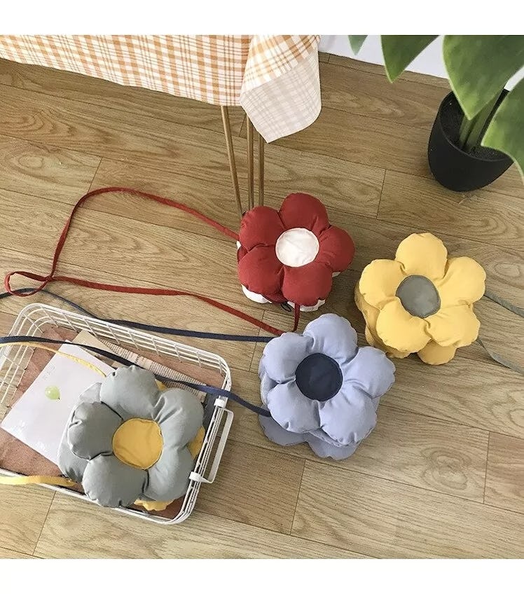 Flower-shaped, daisy handbags designed by Unicun.