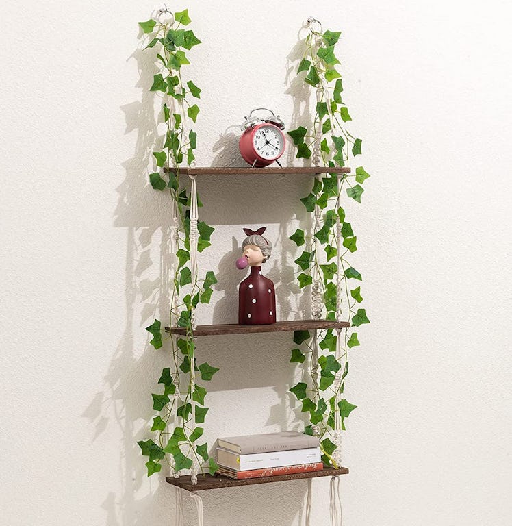 WOOD MEETS COLOR Macramé Shelf With Faux Ivy