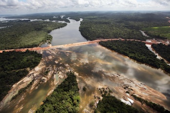 De constructie van de Belo Monte Dam, hier getoond in 2012, heeft land onder water gezet en de rivier veranderd.