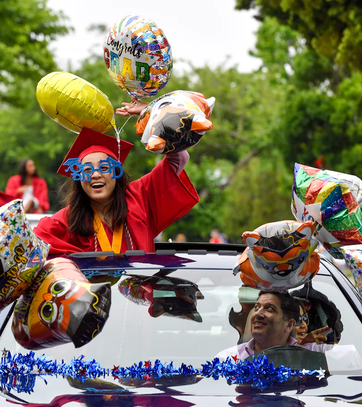 Car Line Graduation 20 Graduation Car Decorations To Celebrate The Class Of 2022