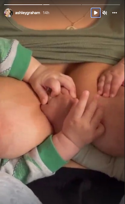 Ashley Graham tandem breastfeeds her sons.