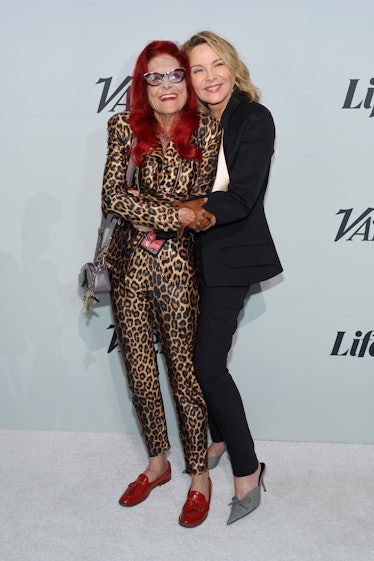 Patricia Field and Kim Cattrall hugging on the red carpet