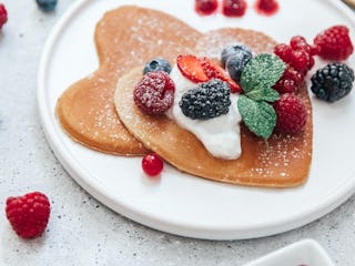 Mother's Day 2022 food deals on pizza, burgers, ice cream, and more.