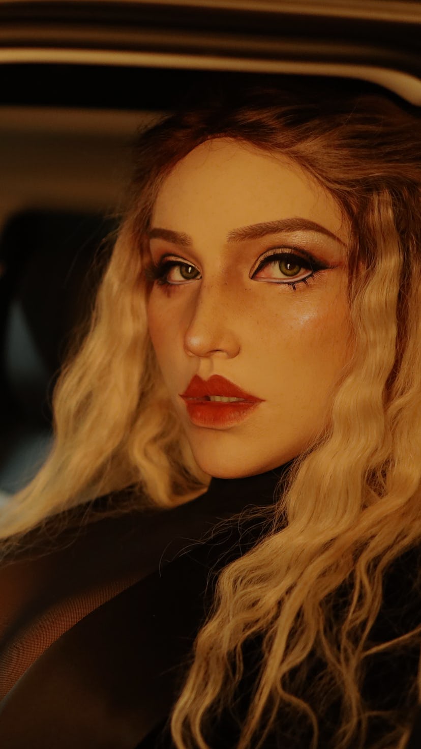 Instagram female-masker Moli