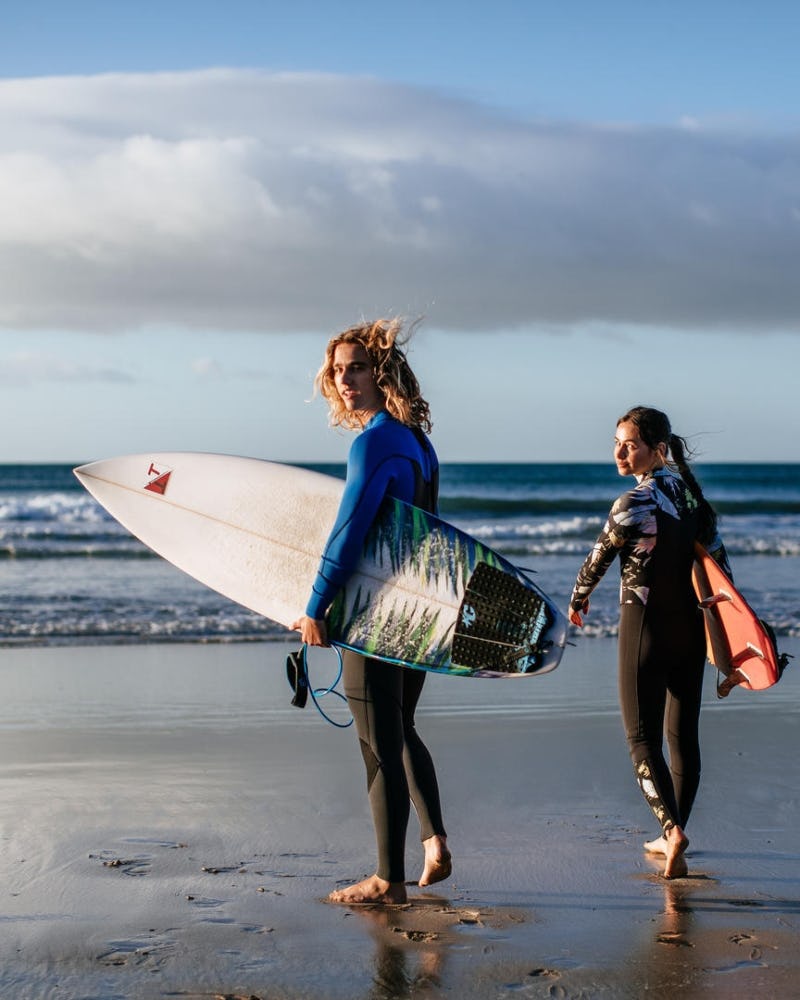 Kai Lewins as Ari Gibson & Sky Katz as Summer Torres in 'Surviving Summer.'