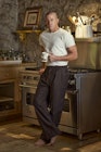 查宁·塔图姆(Channing Tatum)穿着白色t恤，在厨房里端着咖啡杯