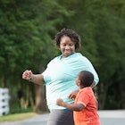 患有儿童肥胖症的母亲和儿子为了健身在散步。