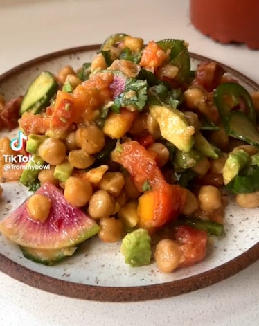 The spicy peach and chickpea summer salad is a delicious TikTok salad recipe for the aries zodiac.