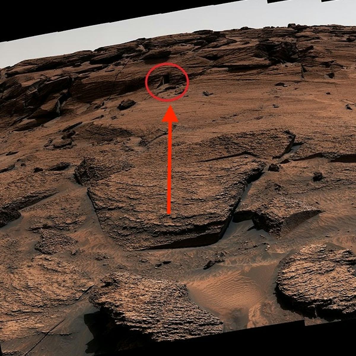 Door” on Mars? A planetary scientist explains what you really see