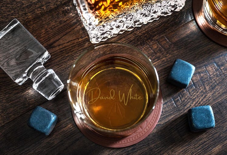 These whiskey glasses are gifts for dad who wants nothing. 