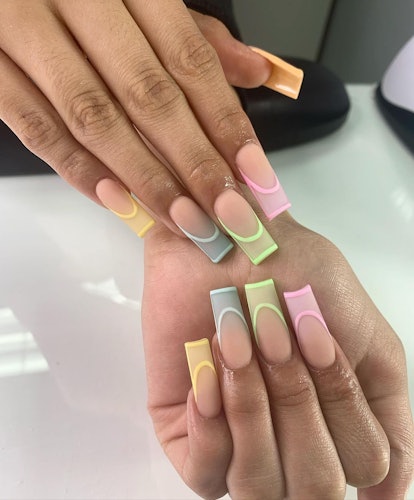 Summer coffin nails should embrace bright shades.