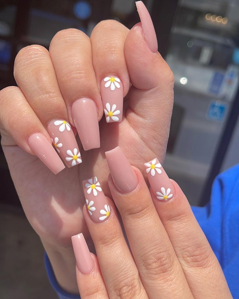 Daisies look adorable on coffin nails.