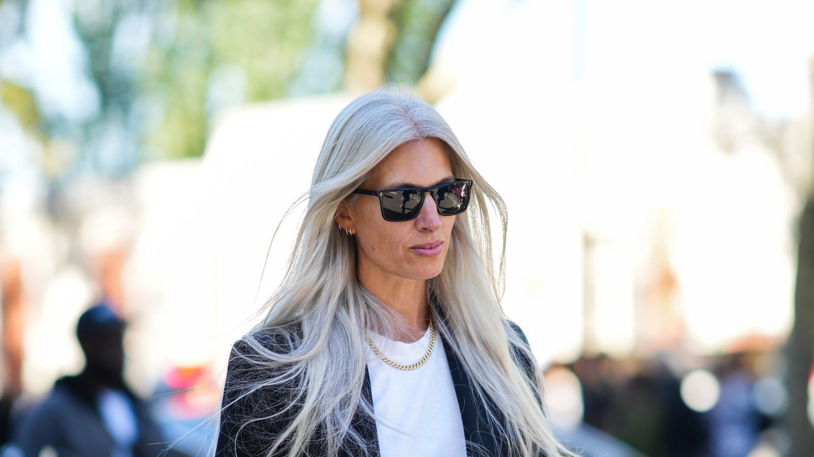 This Low-Maintenance Highlight Technique Helps Gray Hair Look *So* Luminous