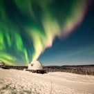 北极光在北极光大本营冰屋上空