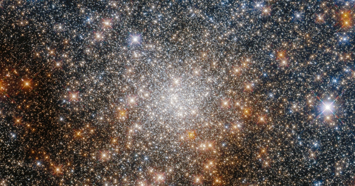La imagen del Hubble muestra un brillante cúmulo globular de estrellas a 23.000 años luz de distancia