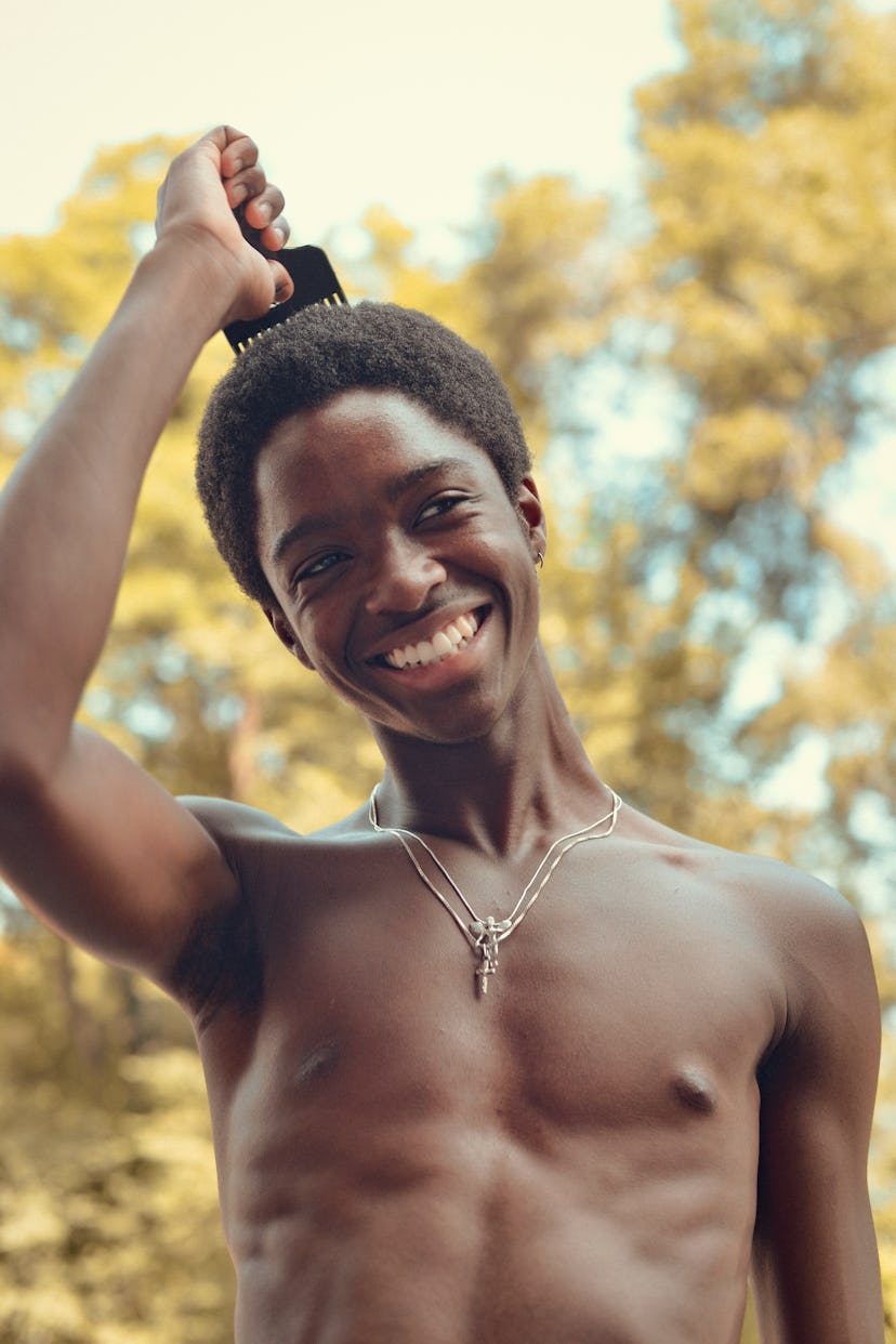 Alton Mason combing out his hair with a pik