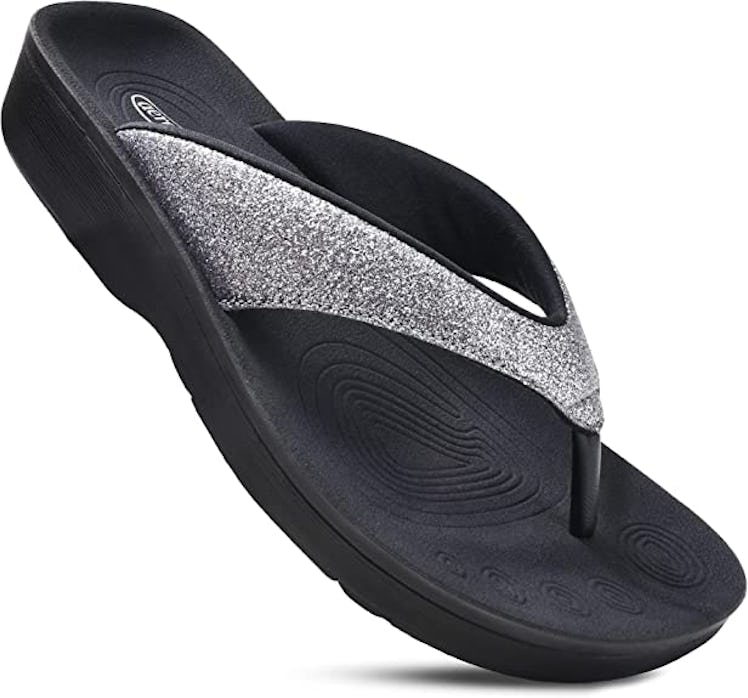 The Aerothotic flip flops have sweat-resistant footbeds. 
