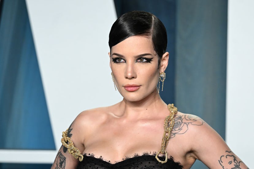 Singer Halsey wears multi-winged black eyeliner at the 2022 Vanity Fair Oscar Party.