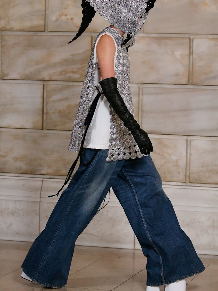 A model wearing baggy Marc Jacobs jeans and a babushka