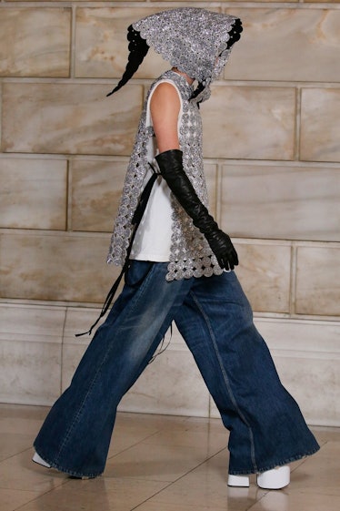 Model on the NY Fashion Week Fall 2022 runway in Marc Jacobs oversized jeans, black gloves, silver v...