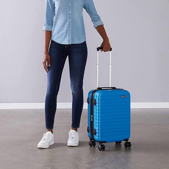 Amazon Basics Hardside Spinner Suitcase, 21-Inch 