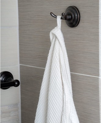 Amazon Basics traditional bathroom towel & robe hook