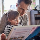 一位父亲和他的小女儿一起看书。